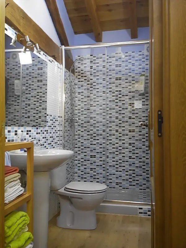 Baño de la planta alta con ducha