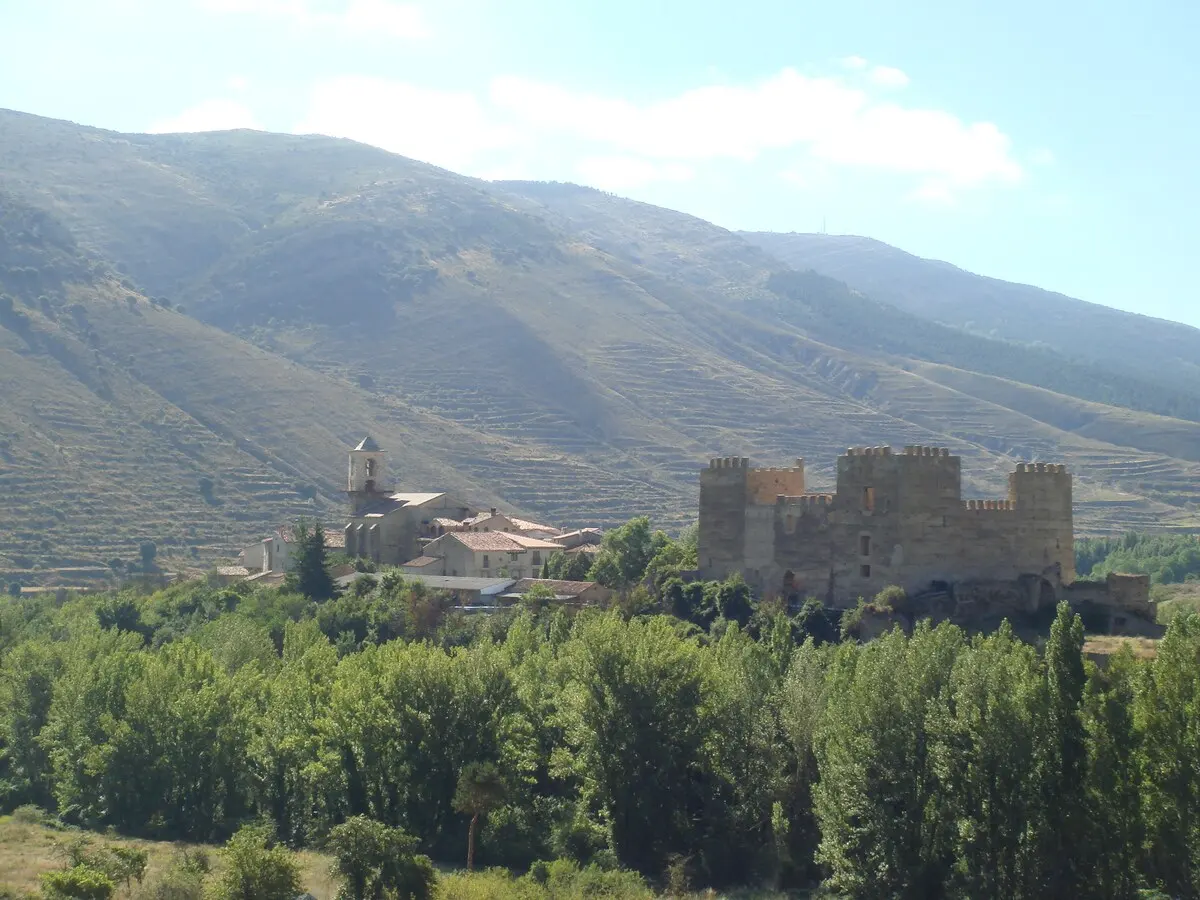 Yanguas y su castillo al pie de la sierra