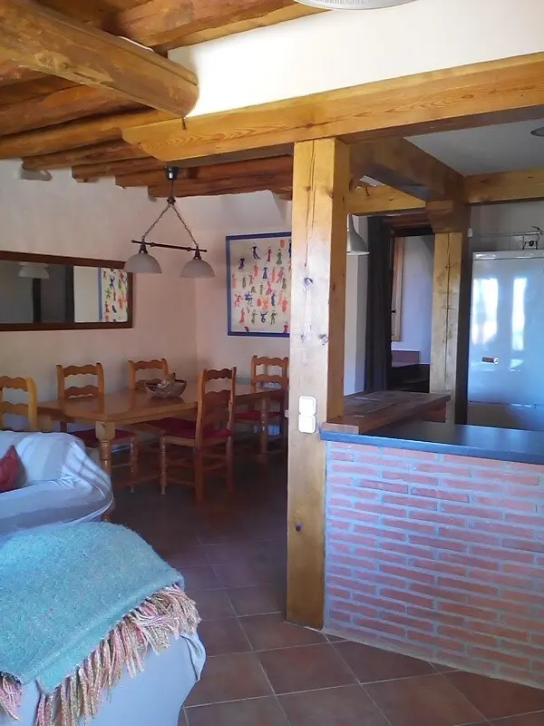 Comedor junto a la barra que separa la cocina del salón