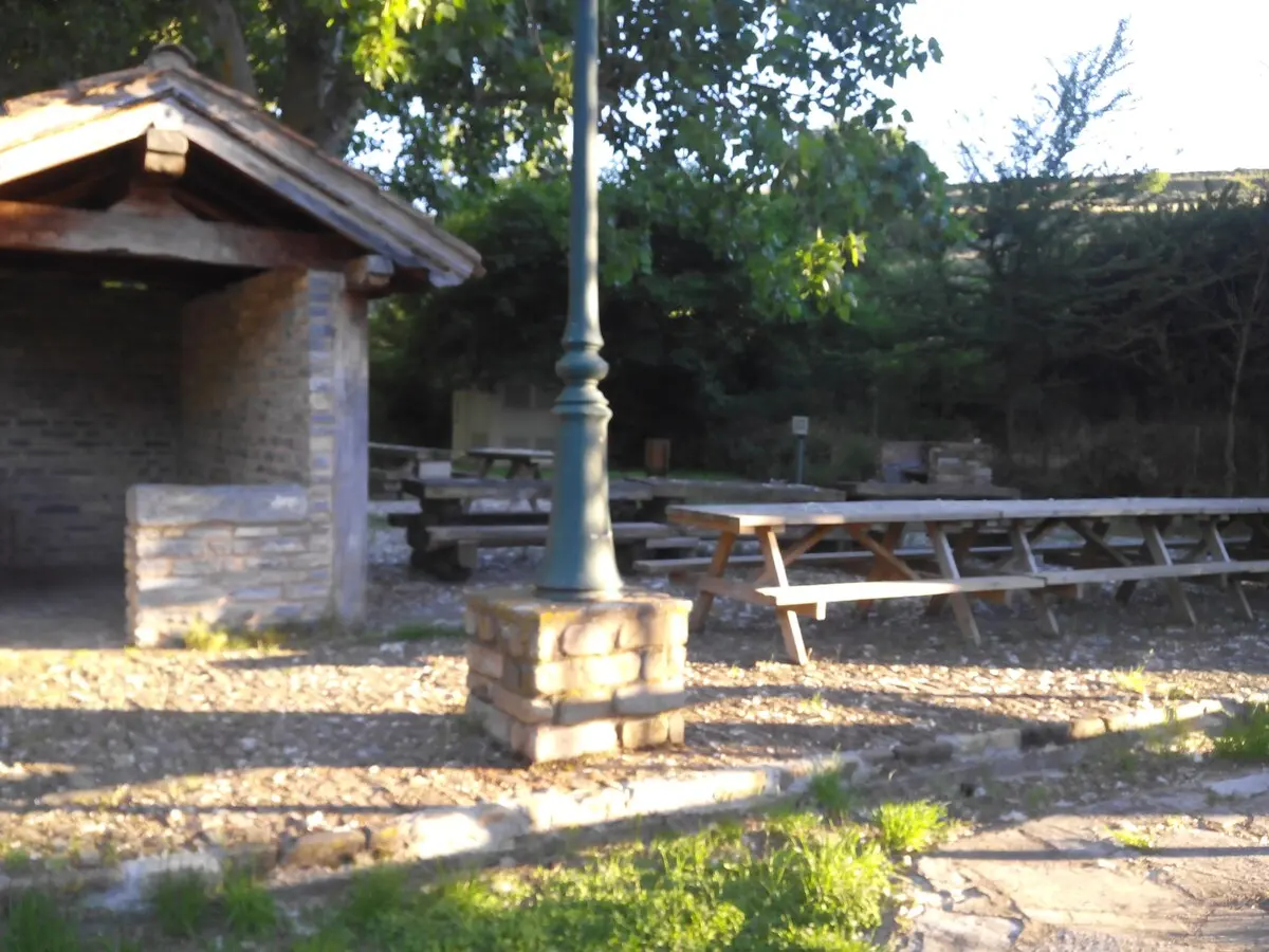 Merendero con mesas de madera en Yanguas